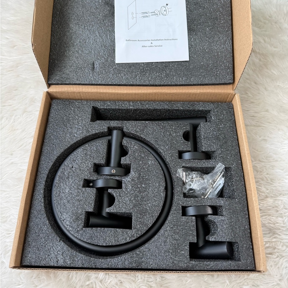 4-piece Bath Hardware. Brand new!